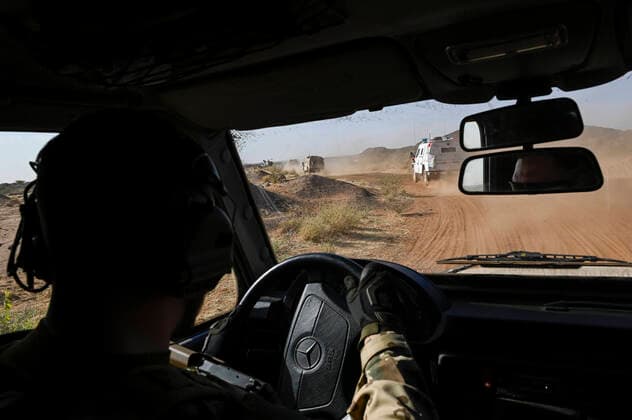 Mali, Gao, Minusma UN mission MALI, Gao, Minusma UN peace keeping mission, german army Bundeswehr, patrol in the desert *** MALI, Gao, UN Mission Minusma, Multidimensionale Integrierte Stabilisierungsmission der Vereinten Nationen in Mali, Bundeswehr Fahrzeug Konvoi auf Patrouille in der Wueste, hohe Gefahr von durch Terroristen gelegten Sprengfallen Gao Mali