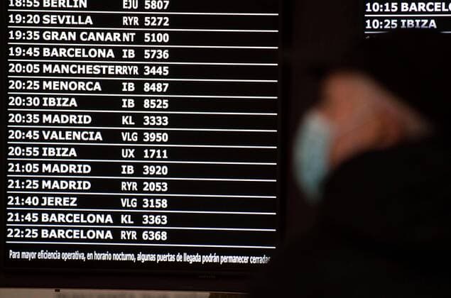 Passengers arrive at the airport in Palma de Mallorca, 21 December 2020. Spain and Portugal have announced a ban on flights from the United Kingdom starting on 22 December making them the latest countries to suspend travel from the United Kingdom due to a mutated strain of coronavirus which could be up to 70 per cent more transmissible. Passenger arrival at Palma airport !ACHTUNG: NUR REDAKTIONELLE NUTZUNG!  Copyright: xCATIxCLADERAx GRAF9777 20201221-637441735002607200