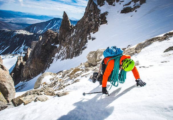 Man climbing up speed snow gully in California with rope Bridgeport, CA, United States CR_BRDO201216A-588703-01 ,model released, Symbolfoto