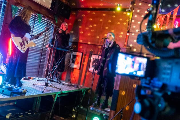 Kælan Mikla mit Sängerin Laufey Soffía bei einem Online-Konzert aus dem geschlossenen Prikið Kaffihús in Reykjavik. Da Bars ohne Speisezubereitung wegen der corona-Pandemie geschlossen sein müssen, veranstaltet das Prikið Kaffihús regelmäßig Online-Konzerte mit bekannten isländischen Künstlern. Bríet - Live Stream