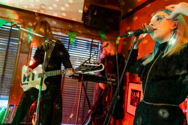 Kælan Mikla mit Sängerin Laufey Soffía bei einem Online-Konzert aus dem geschlossenen Prikið Kaffihús in Reykjavik. Da Bars ohne Speisezubereitung wegen der corona-Pandemie geschlossen sein müssen, veranstaltet das Prikið Kaffihús regelmäßig Online-Konzerte mit bekannten isländischen Künstlern. Bríet - Live Stream