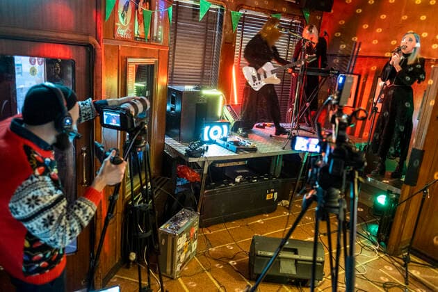 Kælan Mikla mit Sängerin Laufey Soffía bei einem Online-Konzert aus dem geschlossenen Prikið Kaffihús in Reykjavik. Da Bars ohne Speisezubereitung wegen der corona-Pandemie geschlossen sein müssen, veranstaltet das Prikið Kaffihús regelmäßig Online-Konzerte mit bekannten isländischen Künstlern. Bríet - Live Stream
