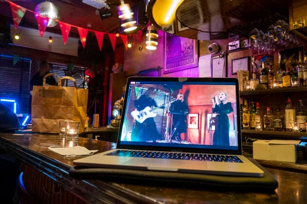 Kælan Mikla mit Sängerin Laufey Soffía bei einem Online-Konzert aus dem geschlossenen Prikið Kaffihús in Reykjavik. Da Bars ohne Speisezubereitung wegen der corona-Pandemie geschlossen sein müssen, veranstaltet das Prikið Kaffihús regelmäßig Online-Konzerte mit bekannten isländischen Künstlern. Bríet - Live Stream
