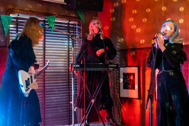 Kælan Mikla mit Sängerin Laufey Soffía bei einem Online-Konzert aus dem geschlossenen Prikið Kaffihús in Reykjavik. Da Bars ohne Speisezubereitung wegen der corona-Pandemie geschlossen sein müssen, veranstaltet das Prikið Kaffihús regelmäßig Online-Konzerte mit bekannten isländischen Künstlern. Bríet - Live Stream