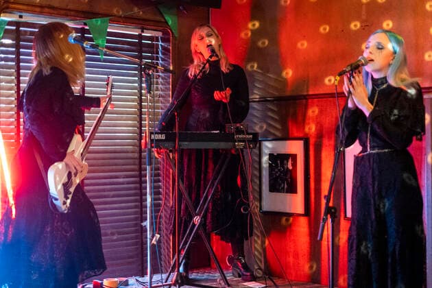 Kælan Mikla mit Sängerin Laufey Soffía bei einem Online-Konzert aus dem geschlossenen Prikið Kaffihús in Reykjavik. Da Bars ohne Speisezubereitung wegen der corona-Pandemie geschlossen sein müssen, veranstaltet das Prikið Kaffihús regelmäßig Online-Konzerte mit bekannten isländischen Künstlern. Bríet - Live Stream