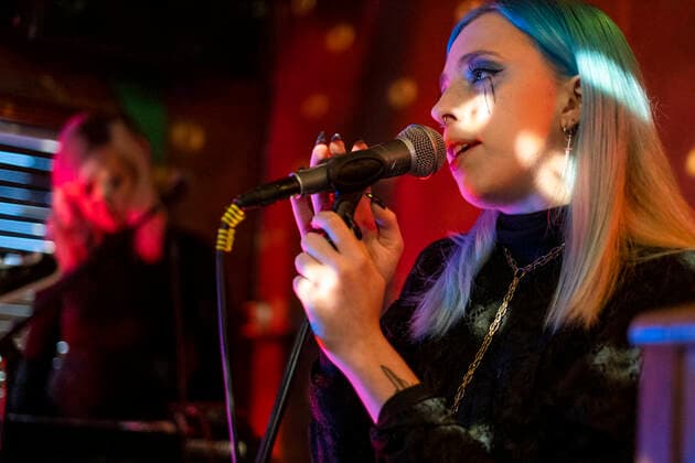 Kælan Mikla mit Sängerin Laufey Soffía bei einem Online-Konzert aus dem geschlossenen Prikið Kaffihús in Reykjavik. Da Bars ohne Speisezubereitung wegen der corona-Pandemie geschlossen sein müssen, veranstaltet das Prikið Kaffihús regelmäßig Online-Konzerte mit bekannten isländischen Künstlern. Bríet - Live Stream