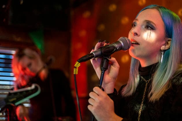 Kælan Mikla mit Sängerin Laufey Soffía bei einem Online-Konzert aus dem geschlossenen Prikið Kaffihús in Reykjavik. Da Bars ohne Speisezubereitung wegen der corona-Pandemie geschlossen sein müssen, veranstaltet das Prikið Kaffihús regelmäßig Online-Konzerte mit bekannten isländischen Künstlern. Bríet - Live Stream