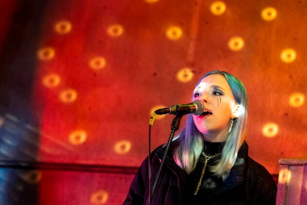 Kælan Mikla mit Sängerin Laufey Soffía bei einem Online-Konzert aus dem geschlossenen Prikið Kaffihús in Reykjavik. Da Bars ohne Speisezubereitung wegen der corona-Pandemie geschlossen sein müssen, veranstaltet das Prikið Kaffihús regelmäßig Online-Konzerte mit bekannten isländischen Künstlern. Bríet - Live Stream