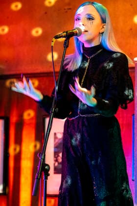 Kælan Mikla mit Sängerin Laufey Soffía bei einem Online-Konzert aus dem geschlossenen Prikið Kaffihús in Reykjavik. Da Bars ohne Speisezubereitung wegen der corona-Pandemie geschlossen sein müssen, veranstaltet das Prikið Kaffihús regelmäßig Online-Konzerte mit bekannten isländischen Künstlern. Bríet - Live Stream