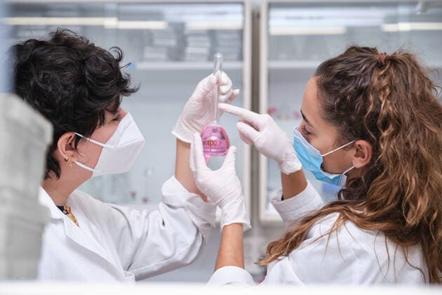 IMAGO Creative: Bildung, Wissenschaftserziehung Two young female scientists wearing face masks using a flask. Laboratory research concept. Madrid, Community of Madrid, Spain CR_CRVI201216-591539-01 ,model released, Symbolfoto