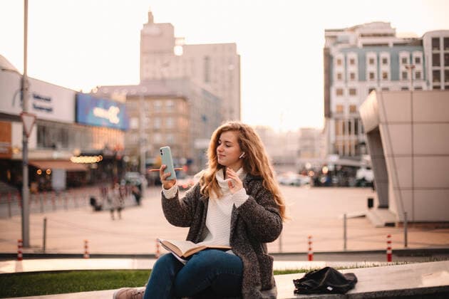 IMAGO Creative, Jahreszeit Herbst, Ferien Happy teenage student girl doing video call using smart phone CR_DMBE201219-571286-01 ,model released, Symbolfoto