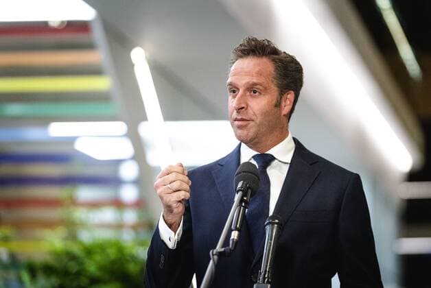 DEN HAAG - Minister Hugo de Jonge (Volksgezondheid, Welzijn en Sport) reageert op het besluit van het Europees Geneesmiddelenbureau EMA rond de goedkeuring van het coronavaccin dat BioNTech en Pfizer samen hebben ontwikkeld. ANP SEM VAN DER WAL Copyright: xHollandsexHoogtex xxANPx x426470912x