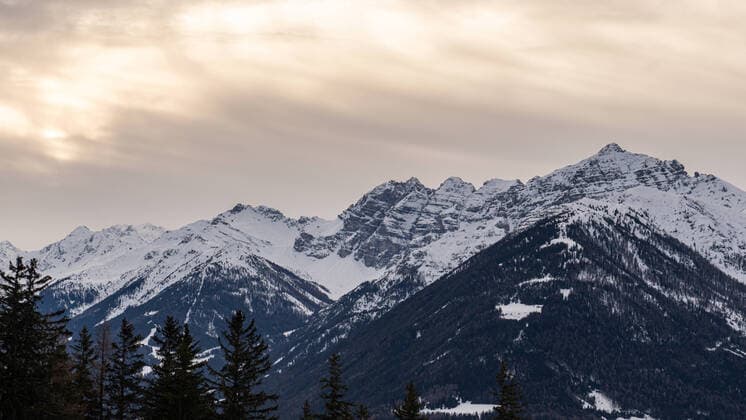 21.12.2020 li.: Skigebiet, Skizentrum Schlick 2000, Stubaier Alpen, Tirol, Austria Winterlandschaft Berg, Berge im Winter Alpen Abendstimmung Wintersonnenwende