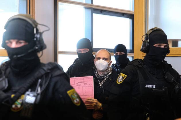 Urteilsverkündung im Landgericht Magdeburg gegen den Halle Attentäter Stephan Balliet, insgesamt fünf Richterinnen und Richter entscheiden über das Urteil, ein sechster steht als Reserve parat. Die Vorsitzende Richterin ist Ursula Mertens. 43 Nebenklägerinnen und -kläger sind zum Prozess am Landgericht in Magdeburg zugelassen, die von 21 Anwälten beraten werden. *** Sentencing in the Magdeburg Regional Court against the Halle assassin Stephan Balliet, a total of five judges decide on the verdict, a sixth is standing by as a reserve The presiding judge is Ursula Mertens 43 joint plaintiffs are admitted to the trial at the Magdeburg Regional Court, who are advised by 21 attorneys