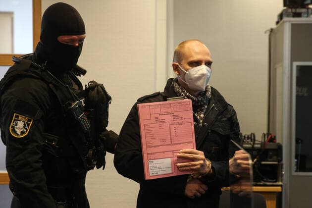 News Bilder des Tages Urteilsverkündung im Landgericht Magdeburg gegen den Halle Attentäter Stephan Balliet, insgesamt fünf Richterinnen und Richter entscheiden über das Urteil, ein sechster steht als Reserve parat. Die Vorsitzende Richterin ist Ursula Mertens. 43 Nebenklägerinnen und -kläger sind zum Prozess am Landgericht in Magdeburg zugelassen, die von 21 Anwälten beraten werden. *** Sentencing in the Magdeburg Regional Court against the Halle assassin Stephan Balliet, a total of five judges decide on the verdict, a sixth is standing by as a reserve The presiding judge is Ursula Mertens 43 joint plaintiffs are admitted to the trial at the Magdeburg Regional Court, who are advised by 21 attorneys