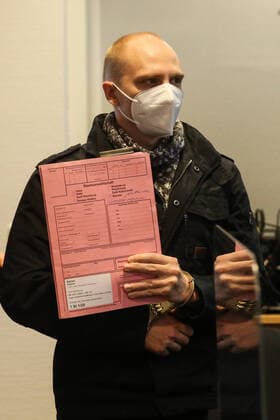 Urteilsverkündung im Landgericht Magdeburg gegen den Halle Attentäter Stephan Balliet, insgesamt fünf Richterinnen und Richter entscheiden über das Urteil, ein sechster steht als Reserve parat. Die Vorsitzende Richterin ist Ursula Mertens. 43 Nebenklägerinnen und -kläger sind zum Prozess am Landgericht in Magdeburg zugelassen, die von 21 Anwälten beraten werden. *** Sentencing in the Magdeburg Regional Court against the Halle assassin Stephan Balliet, a total of five judges decide on the verdict, a sixth is standing by as a reserve The presiding judge is Ursula Mertens 43 joint plaintiffs are admitted to the trial at the Magdeburg Regional Court, who are advised by 21 attorneys