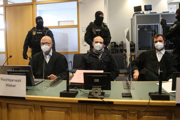 Der Angeklagte Stephan Balliet mit seinen Anwälten Hans Dieter Weber und Thomas Rutkowski - Urteilsverkündung im Landgericht Magdeburg gegen den Halle Attentäter Stephan Balliet, insgesamt fünf Richterinnen und Richter entscheiden über das Urteil, ein sechster steht als Reserve parat. Die Vorsitzende Richterin ist Ursula Mertens. 43 Nebenklägerinnen und -kläger sind zum Prozess am Landgericht in Magdeburg zugelassen, die von 21 Anwälten beraten werden. *** The defendant Stephan Balliet with his lawyers Hans Dieter Weber and Thomas Rutkowski Sentencing in the Magdeburg Regional Court against the Halle assassin Stephan Balliet, a total of five judges decide on the verdict, a sixth is standing by as a reserve The presiding judge is Ursula Mert