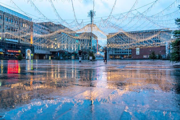 Weihnnachts Lockdown in der Corona Krise, leere Einkaufsstrasse, geschlossene Geschäfte, kaum Passanten, Fussgängerzone Kennedy Platz, hier findet normalerweise der große Weihnachtsmarkt statt, Essen, NRW, Deutschland, Leere City Lockdown