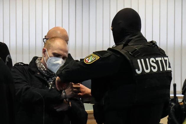 Urteilsverkündung im Landgericht Magdeburg gegen den Halle Attentäter Stephan Balliet, insgesamt fünf Richterinnen und Richter entscheiden über das Urteil, ein sechster steht als Reserve parat. Die Vorsitzende Richterin ist Ursula Mertens. 43 Nebenklägerinnen und -kläger sind zum Prozess am Landgericht in Magdeburg zugelassen, die von 21 Anwälten beraten werden. *** Sentencing in the Magdeburg Regional Court against the Halle assassin Stephan Balliet, a total of five judges decide on the verdict, a sixth is standing by as a reserve The presiding judge is Ursula Mertens 43 joint plaintiffs are admitted to the trial at the Magdeburg Regional Court, who are advised by 21 attorneys