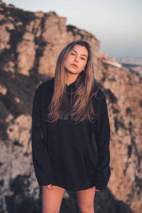 IMAGO Creative: Sommer, Abendspaziergang Young lady standing on stones looking at camera, Model released Copyright: xAitorxCarrerax MR