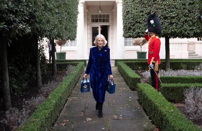 Entertainment Bilder des Tages . 21 12 2020. London, United Kingdom. Camilla, The Duchess of Cornwall, at Clarence House in London where she invited children from Helen & Douglas House Hospice to virtually decorate the Clarence House Christmas tree.  xPoolx xi-Imagesx IIM-21934-0016