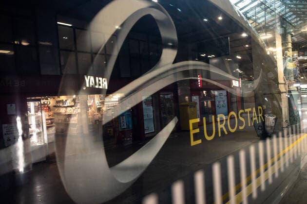 IMAGO Creative: Klimawandel - Nachhaltiges Reisen (201221) -- PARIS, Dec. 21, 2020 -- Photo taken on Dec. 21, 2020 shows a Eurostar logo on a train at the Gare du Nord railway station in Paris, France. France is to suspend from Sunday midnight (Paris time) for 48 hours all travel from the United Kingdom, including people related to the transport of goods, by road, air, sea or rail, the Prime Minister s Office announced following a cabinet meeting. (Photo by Xinhua) FRANCE-PARIS-UK-TRAVEL BAN AurelienxMorissard 