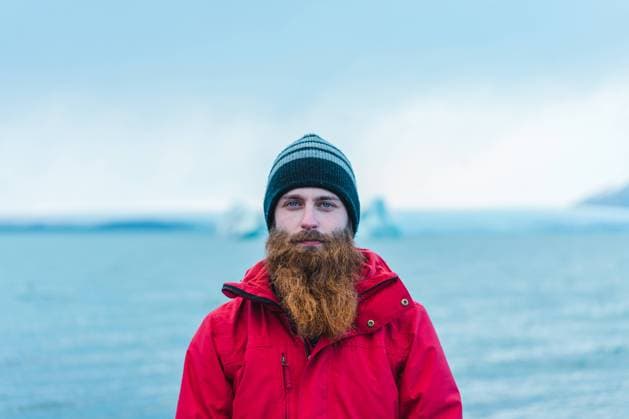 IMAGO Creative: Wintersport, Mode Attractive bearded man in warm clothes by water Copyright: xx Model Released