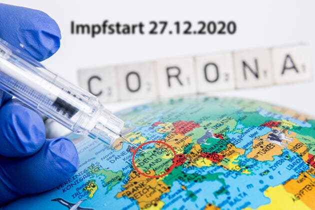 Bamberg, Deutschland 21. Dezember 2020: Eine Hand in Gummihandschuhen hält eine Impfspritze in der Hand, die Nadel der Impfspritze zeigt auf dem Globus auf Deutschland. Auf der Weltkugel liegt der Schriftzug Corona. Im Hintergrund steht, Impfstart 27.12.2020 Bayern Copyright: xFotostandx xK.xSchmittx