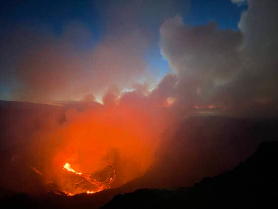 Bilder des Jahres 2020, News 12 Dezember News Bilder des Tages December 21, 2020 - Hawaii, USA - A steam and gas plume from the eruption in Halemaumau crater at Kilauea summit. Lava contained within the crater produced by the lava interacting with, and boiling off, the summit water lake that resided in the base of Halemaumau crater. USA - ZUMAz03_ 20201221_sha_z03_283 Copyright: xUSGSx