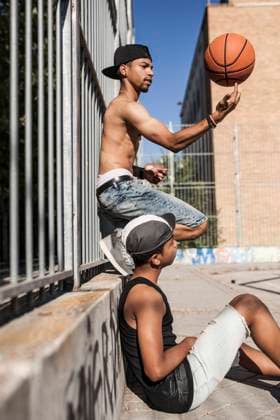 IMAGO Kreativ: Bruderschaft Afro young brothers play basketball in the court of their neighborhood Copyright: xPhotographer:xDavidxFuentesxPriex Model Released
