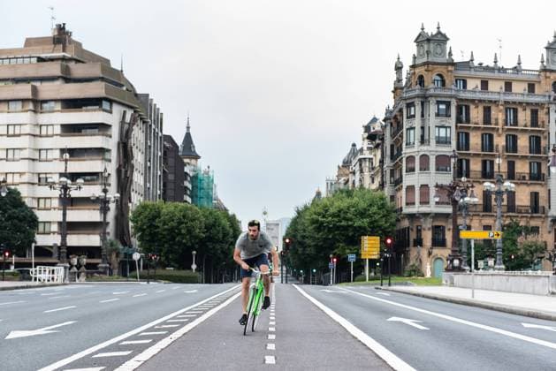 IMAGO Creative: Sport in der Stadt Young man riding green cycle on empty road in European town Copyright: xEgoitzxBengoetxeax Model Released