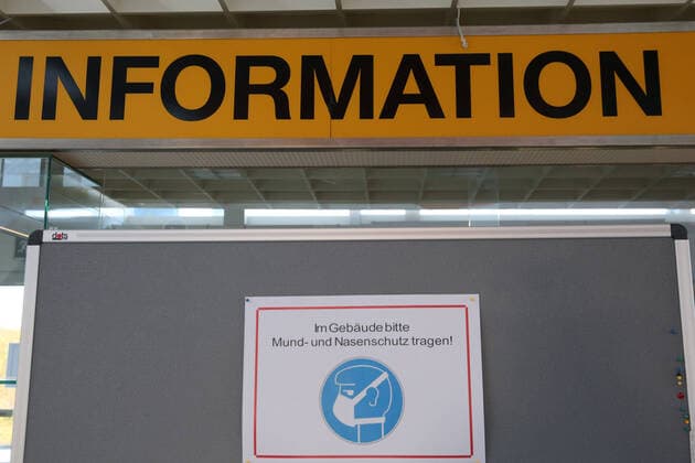 Blick am Montag (21.12.2020) bei einem Pressetermin auf dem Flughafen Neubrandenburg Trollenhagen (Mecklenburgische Seenplatte) auf den sogenannten Empfangsbereich für Impfungen gegen das Coronavirus. In dem Abfertigungsgebäude des Flughafens befindet sich eines der Impfzentren im Landkreis Mecklenburgische Seenplatte. In ihm können künftig pro Tag an zwei Impfstrecken insgesamt 200 Personen gegen das Coronavirus geimpft werden.