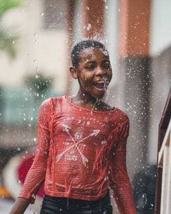 IMAGO Creative: Ruhe im Chaos IMAGO Creative: 2021 Favoriten CAMEROON - AFRICA - APRIL 5, 2018: Ethnic girl in water drops Copyright: xx Model Released
