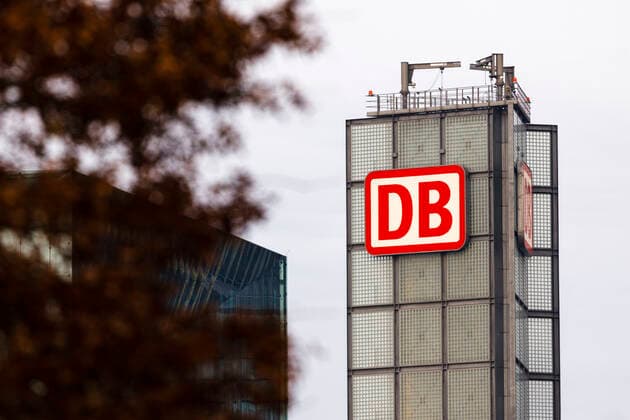 Die DB AG verschuldet sich in der Pandemie immer mehr und muss sparen. Auch über die Feiertage rechnet die Bahn wegen der Coronakrise nicht mit einer hohen Auslastung der Züge. Im Bild das DB-Logo am Berliner Hauptbahnhof. (Themenbild, Symbolbild) Berlin, 21.12.2020
