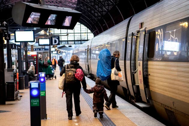 Julerejsende paa Koebenhavns Hovedbanegaard, tirsdag den 22. december 2020. To dage foer juleaften rejser passagererne til Fyn og Jylland for at holde jul. I aar forventes der dog faerre passagerer, da myndighederne har opfordret til, at faerre samles juleaften for ikke at sprede smitten med covid-19.. , Copenhagen Copyright: NILSxMEILVANG NilsxMeilvangx COP101 spdk20201222-132740-L