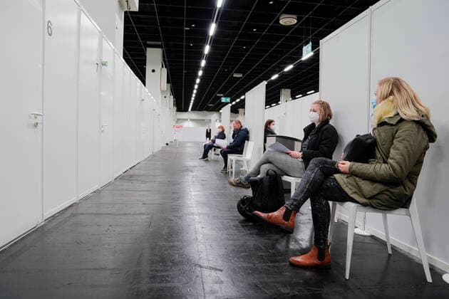 Testlauf mit Probanden im neuen Impfzentrum in der Messe Koeln Aktuell, 22.12.2020, Koeln; Symbolfoto und Symbolbild Arzt und Doctor Kabinen mit Wartebereich im neuen Impfzentrum der Stadt Koeln auf dem Gelaende der Koelnmesse Koeln Nordrhein-Westfalen Deutschland
