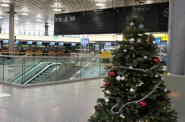 News Themen der Woche KW52 Bilder des Jahres 2020, News 12 Dezember News Bilder des Tages Kaum Flüge, wenige Passagiere, geschlossene Schalter und vorweihnachtliche Leere während des 2. Lockdowns am Hannover Airport. Langenhagen, 22.12.2020 *** Hardly any flights, few passengers, closed counters and pre-Christmas emptiness during the 2 lockdown at Hannover Airport Langenhagen, 22 12 2020 Foto:xU.xStammx xFuturexImage
