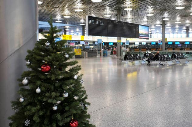 Kaum Flüge, wenige Passagiere, geschlossene Schalter und vorweihnachtliche Leere während des 2. Lockdowns am Hannover Airport. Langenhagen, 22.12.2020