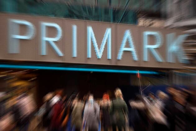 Kunden stehen wegen der Corona-Pandemie Schlange vor der Primark-Filiale am Alexanderplatz. Geschäfte wie das Bekleidungshaus dürfen pro Quadratmeter Ladenfläche nur eine bestimmte Anzahl an Kunden gleichzeitig im Laden erlauben. (Themenbild, Symbolbild) Berlin, 15.12.2020 *** Customers queue outside Primark store on Alexanderplatz due to Corona pandemic Stores like the clothing retailer are only allowed a certain number of customers in the store at any one time per square metre of retail space Topic Image, Symbol Image Berlin, 15 12 2020 Foto:xC.xHardtx xFuturexImage
