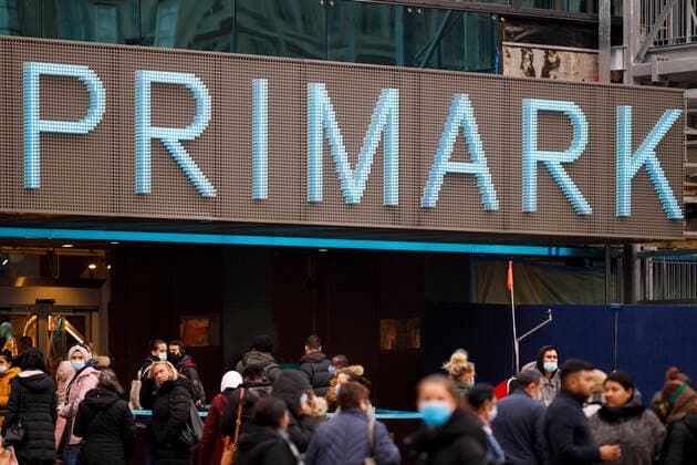 Kunden stehen wegen der Corona-Pandemie Schlange vor der Primark-Filiale am Alexanderplatz. Geschäfte wie das Bekleidungshaus dürfen pro Quadratmeter Ladenfläche nur eine bestimmte Anzahl an Kunden gleichzeitig im Laden erlauben. (Themenbild, Symbolbild) Berlin, 15.12.2020