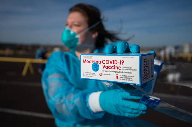 News Themen der Woche KW52 Bilder des Jahres 2020, News 12 Dezember News Bilder des Tages December 22, 2020, Manhattan, Kansas, USA: Riley County Health Department clinic supervisor, ARYN PRICE, holds a box of the Moderna Vaccine which arrived in Riley County on Tuesday. 150 of the 200 doses will be given in advance to frontline healthcare workers. A second round of doses is scheduled to arrive within the next week to two weeks. Manhattan USA - ZUMAt152 20201222_znp_t152_010 Copyright: xLukexTownsendx