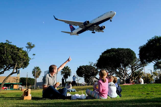 Bilder des Jahres 2020, News 12 Dezember News Bilder des Tages December 22, 2020, Los Angeles, California, USA: People watch from a park near the Los Angeles International Airport (LAX) as a Delta Airlines aircraft prepares to land in Los Angeles on Tuesday, Dec. 22, 2020. Los Angeles USA - ZUMAc68_ 20201222_zaf_c68_006 Copyright: xRingoxChiux