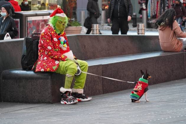 December 22, 2020, New York, New York, USA: The Grinch and his dog in Times Square during the Holiday Season. New York USA - ZUMAms4_ 20201222_zaf_ms4_011 Copyright: xSoniaxMoskowitzxGordonx