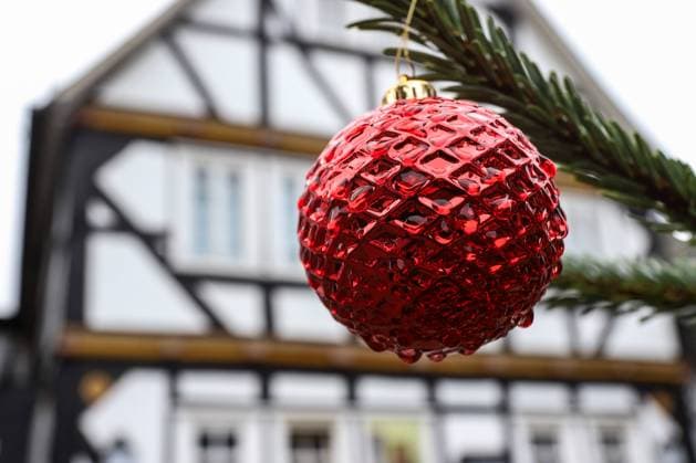 Weihnachtliche Altstadt, die Marktstrasse (Marktstraße) in der Altstadt von Freudenberg, Freudenberg ist beliebtes Touristenziel, Reiseziel in Suedwestfalen, es soll die naechsten Tage kaelter werden, vielleicht gibt es doch noch etwas Schnee an Weihnachten zu sehen Fachwerkhaeuser im Siegerland am 23.12.2020 in Freudenberg Deutschland. *** Christmas old town, the market street market street in the old town of Freudenberg, Freudenberg is a popular tourist destination, destination in South Westphalia, it is supposed to get colder the next few days, maybe there is still some snow at Christmas to see half-timbered houses in the Siegerland on 23 12 2020 in Freudenberg Germany