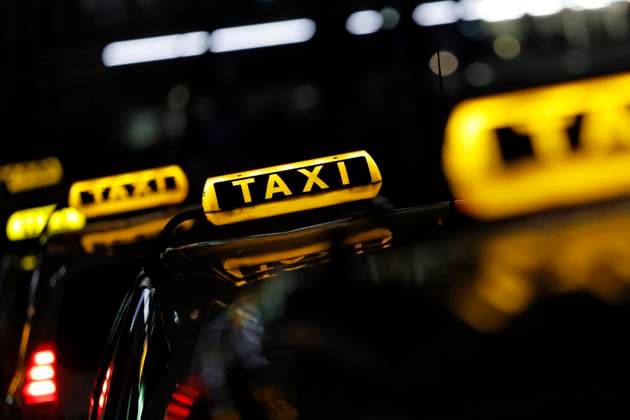 Taxi-Autos am Berliner HBF. Jedes dritte Taxi könnte bis Jahresende abgemeldet werden, schätzt die Branche. Wegen des Lockdown haben Taxi-Fahrer seit Anfang November kaum noch Aufträge. Daher hoffen sie nun in der Coronakrise auf Corona-Hilfen von der Bundesregierung. Neben Corona leidet die Branche auch unter der Konkurrenz von Uber und Free Now oder Angeboten wie car2go. (Themenbild, Symbolbild) Berlin, 22.12.2020 *** Taxi cars at Berlin HBF Every third taxi could be deregistered by the end of the year, estimates the industry Because of the lockdown, taxi drivers have hardly any orders since the beginning of November Therefore, in the Corona crisis, they are now hoping for Corona aid from the German government In addition to Corona, th Foto:xC.xHardtx xFuturexImage