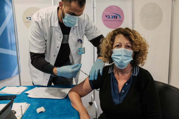 Bilder des Jahres 2020, News 12 Dezember News Bilder des Tages December 24, 2020, Jerusalem, Israel: Nurses administer COVID-19 vaccines to elderly people 60 and over at the Pais Arena Sports Complex in Jerusalem, converted into a Coronavirus vaccination center. Over 100,000 Israeli citizens have already received the first of two doses of the Pfizer BioNTech vaccine in a mass vaccination campaign while government plans a third nationwide lockdown beginning 27th December, 2020, in light of continued infection. Jerusalem Israel - ZUMAa126 20201224_zap_a126_004 Copyright: xNirxAlonx