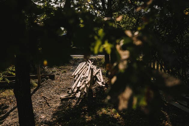 IMAGO Creative: NGO, Entwicklung und Rekonstruktion IMAGO Creative: Klimawandel - Grüne Erholung High angle view of wooden material piled up on ground in yard Sweden, Stockholm, property released Copyright: xMaskotx , MA83098