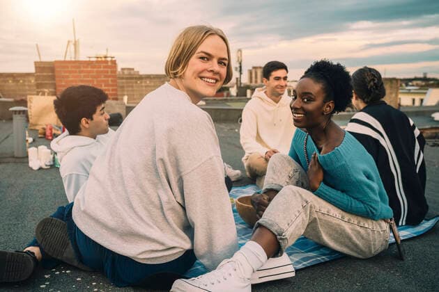 IMAGO Creative: Gesellschaft, Integration Portrait of female friends enjoying on building terrace during sunset Germany, Berlin, model released, property released Copyright: xMaskotx , MA83553