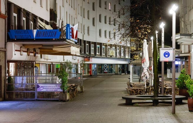 Oberhausen, Ruhrgebiet, Nordrhein-Westfalen, Deutschland - Ausgangssperre in Oberhausen von 21 bis 5 Uhr, keine Passanten in der Oberhausener Innenstadt in Zeiten der Coronapandemie beim zweiten Lockdown am Tag vor Heiligabend in der Fussgängerzone. Oberhausen Nordrhein-Westfalen Deutschland
