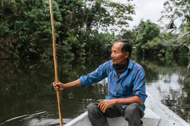 IMAGO Nature: Unsere Erde, Naturschutz, Indigene Völker Senior Guarani man sitting in canoe at Napo River, Ecuador model released Symbolfoto DSIF00194